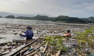 Sampah Menumpuk, Jadi Berkah Sebagian Warga