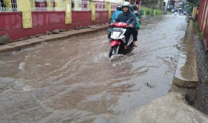 Drainase Kecil, Air Meluap ke Jalan