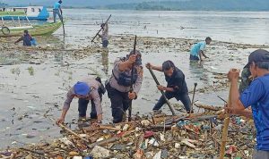 Polres dan Warga Sisir Sampah Jatigede