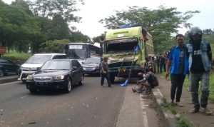 Motor Masuk Kolong Truk, Dua Orang Lolos dari Maut