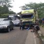 Motor Masuk Kolong Truk, Dua Orang Lolos dari Maut