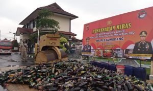 Polisi Musnahkan Ribuan Botol Minuman Keras (Miras)