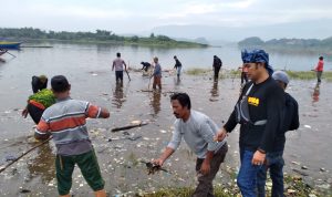 Sampah Masih Menumpuk, Ratusan Warga Turun ke Waduk Jatigede