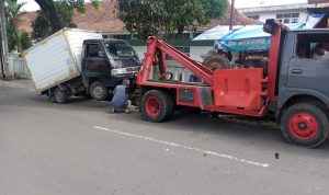 Mobil Boks Nyangkut ke Pohon Depan Rumah Rossa