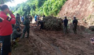 Bongkahan Longsor Tutup Akses Jalur Wisata