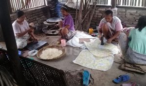 Produksi Emping Terkendala Hujan