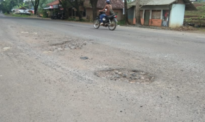 Musim Hujan, Lubang Di Badan Jalan Makin Manjamur