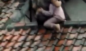 Video Viral Satu Keluarga Menyelamatkan Diri Diatas Genteng, Banjir Terjadi di Cilenyi Wetan