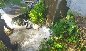 Geger, Jasad Pria Paruh Baya Tersangkut di Jembatan