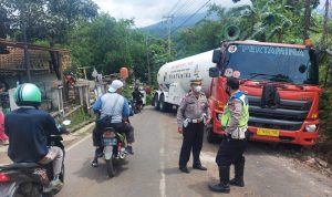 Tanki Pertamina Terperosok, Macet 8 Jam