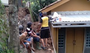 Rumah Jebol Tertimpa Tebing