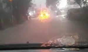 Air Bertumpahan Ke Badan Jalan Akibat Drainase Kurang Tertata
