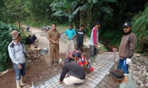 Pemdes dan Masyarakat Perbaiki Jembatan Amblas