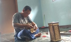 Pengrajin di Sumedang Sulap Limbah Jadi Barang Berharga