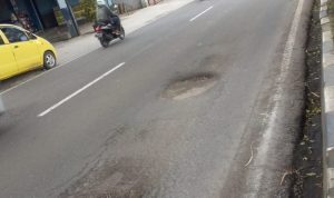 Jalan Berlubang di Dano, Picu Kecelakaan