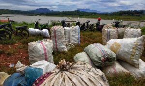 Hasilkan Jutaan Rupiah Dari Memungut Sampah di Waduk Jatigede