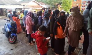 Mini Market Tutup, Ramai Diserbu Ibu-ibu Memburu Minyak Goreng