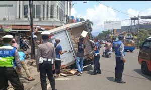 Kecelakaan Truk Box Masuk Parit, Taman Endog Macet