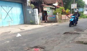 Lagi-Lagi, Jalan Berlubang Bahayakan Pengendara Motor