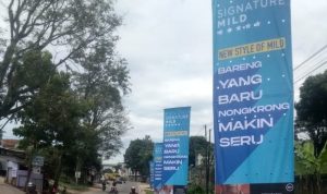 Diduga Belum Kantongi Izin, Banner Iklan Dipasangi Stiker