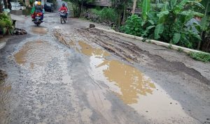 Lama Rusak, Warga Desa Galudra Inginkan Perbaikan Jalan