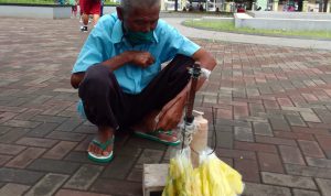 Kakek Berumur 60 tahun, Masih Bekerja Hidupi Keluarga