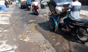 Jalan Berlubang, Hambat Mobilitas Warga 