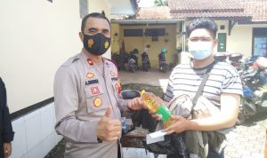 Polsek Cicalengka Ajak Warga Divaksin, Hadiahi Minyak Goreng dan Paket Beras