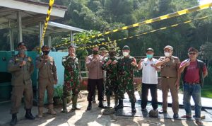 Longsor di Perum Sindang Taman, Babinsa dan Babinkamtimbas Buat Tiang Penyangga 