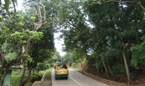 Warga Minta Perbaikan Jalan Wado-Sumedang Dirombak Total