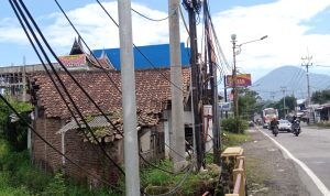 Kabel Tiang Listrik Menjuntai Tanah, Bahayakan Pengguna Jalan