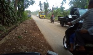 Jalan Dipenuhi Tanah, Akibatkan Rawan Kecelakaan