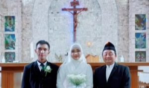 Viral Wanita Berhijab Menikah di Gereja, Sah?