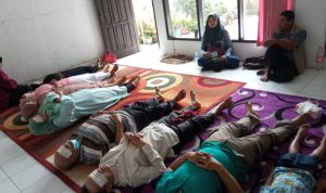 Warga Mengantri Ikuti Pengobatan Alternatif