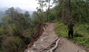 Longsor Jalan Hariang - Cisumur Sisakan Kerusakan Fatal, Sudah Sebulan Akses Terputus