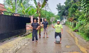 Kecewa, Warga Tanami Pohon Pisang di Jalan Rusak