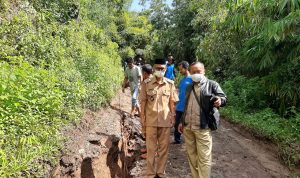 Jalan Cimarias-Cinanggerang Pamulihan Amblas, Warga Kesulitan Lewat