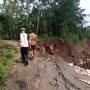 Longsor Jalan Hariang Cisumur Semakin Besar, Gerus Perkebunan Milik Warga