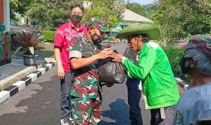 Paket Sembako Dibagikan Kepada Warga Kurang Mampu