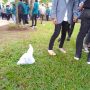 Mahasiswa Punguti Sampah Sisa Unjukrasa