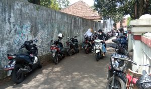 Motor Penuhi Badan Jalan Pacuan Kuda