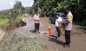 Jalan Penghubung Tomo - Jatigede Hampir Putus