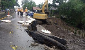 Amblas, Mobilitas Bandung - Cirebon Terganggu 