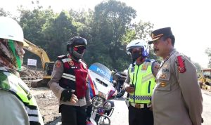 Jalur Cireki Tomo Kembali Ambles, Polres Sumedang Lakukan Pengalihan Arus