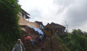 Cadas Pangeran Ambrol, Tiga Rumah Terancam 