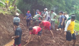 Babinsa Gotong Royong Bersama Warga Bersihkan Selokan