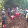 Babinsa Gotong Royong Bersama Warga Bersihkan Selokan