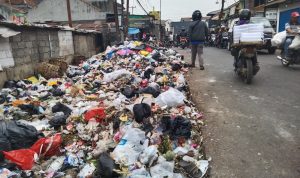 Bupati Bentuk Tim Khusus Tangani Sampah Pasar Parakanmuncang