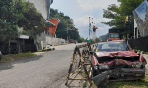 Berbagai Kendaraan Bekas Laka Berbaris Dekat Binomasih