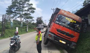 Tronton Bermuatan Makanan Nyungsep ke Parit di Pamulihan